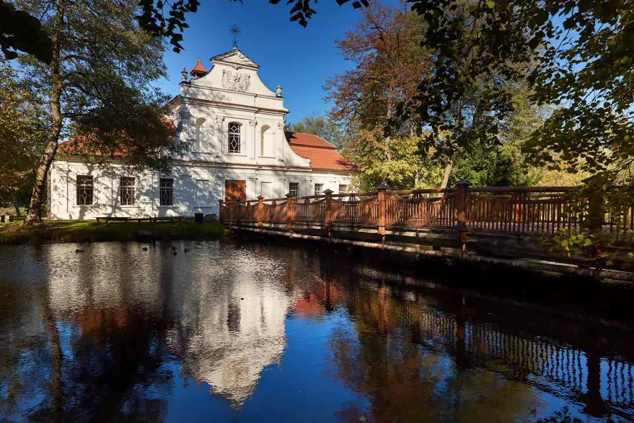 Kościół na wyspie pw. św. Jana Nepomucena w Zwierzyńcu to kościół na wodzie z drewnianą dzwonnicą i cmentarzem.