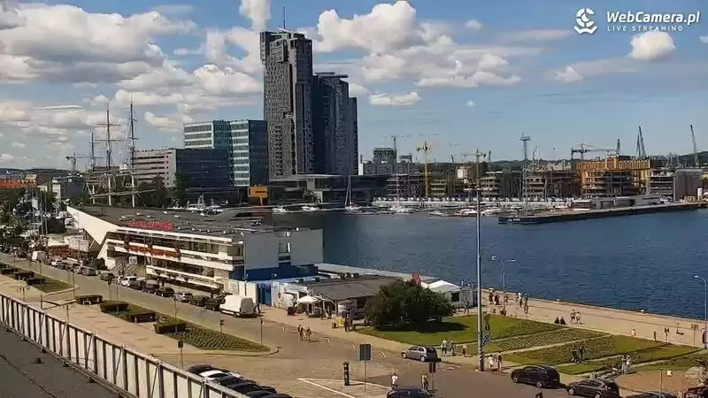 Kamera prezentuje ujęcie na marinę i plażę w Gdyni 