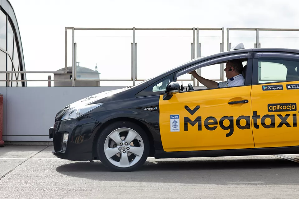 Taxi w mieście czy komunikacja miejska?