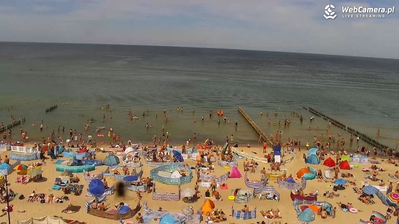 Plaża w Mielnie w szczycie sezonu wakacyjnego i tłum wypoczywających urlopowiczów. Lato 2022 rok