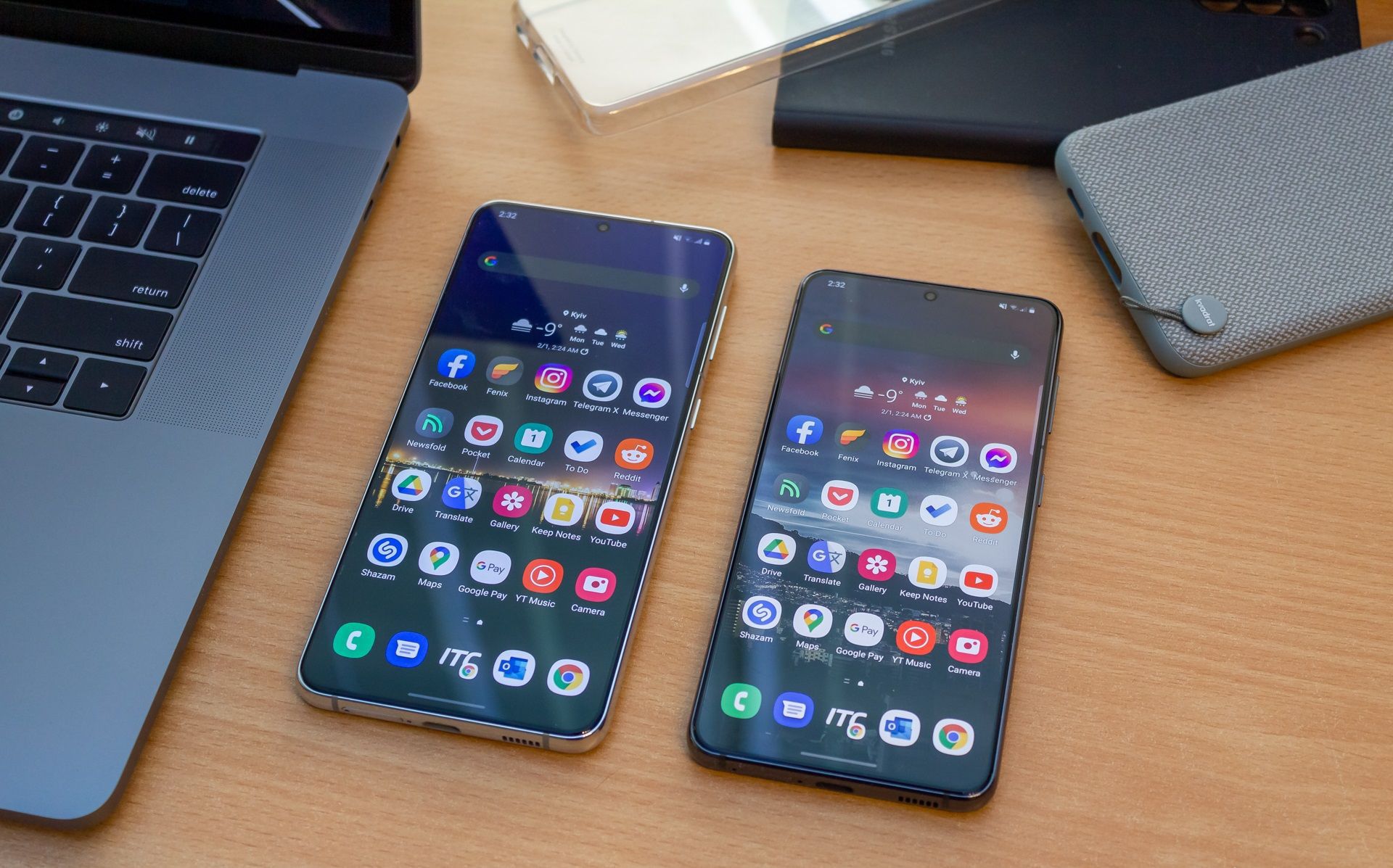 Gadżet otrzymał 6,2-calowy wyświetlacz Dynamic AMOLED o rozdzielczości 2400 × 1080.