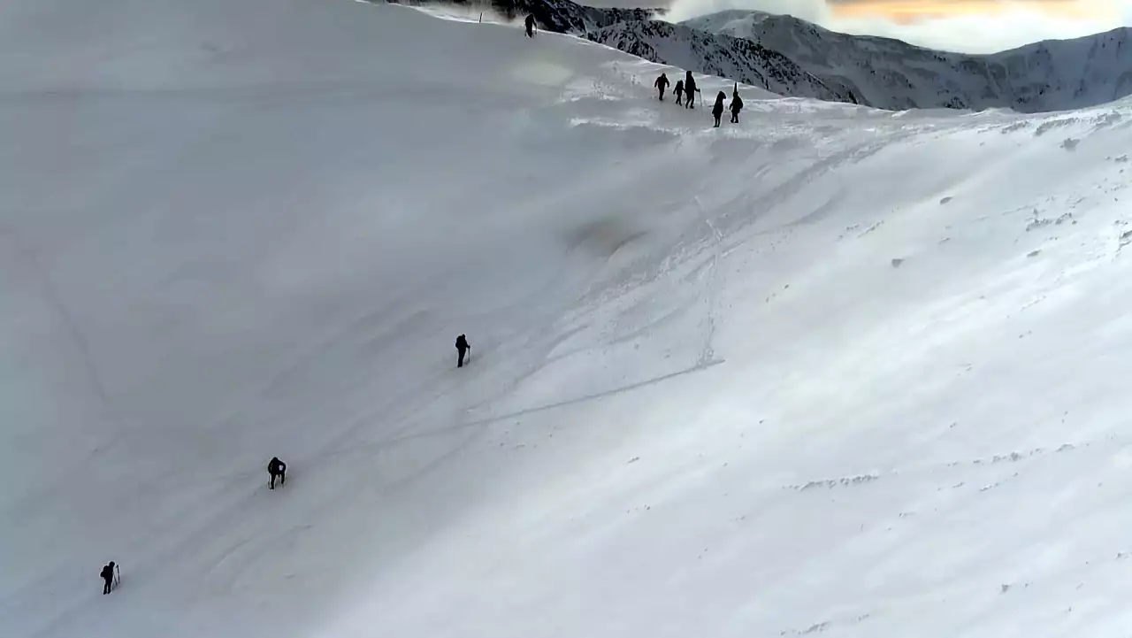 Widok z Hali Gąsienicowej na kilku skiturowców.