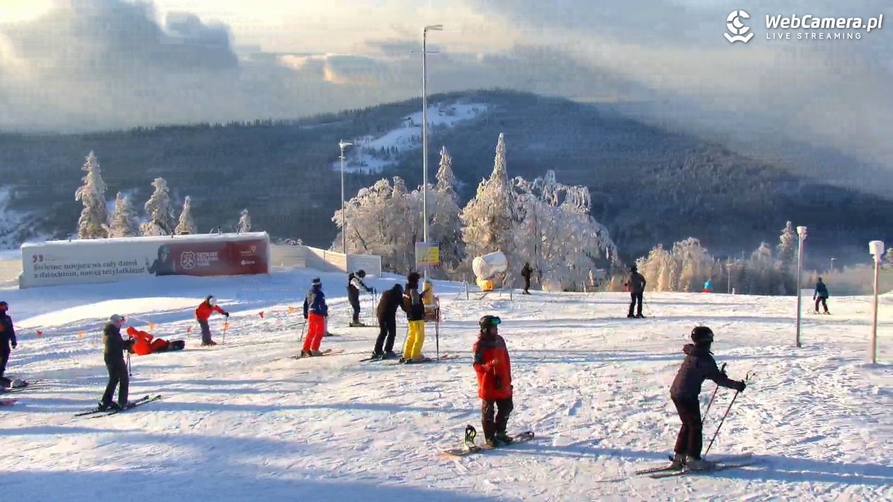 Widok z kamery na górną stację wyciągu orczykowego o długości 1200 m w ośrodku narciarskim Szczyrk Mountain Resort.