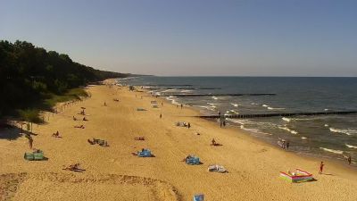 Urlopowicze nad morzem. Wakacje w Rewalu. Plaża w Rewalu - wypoczynek nad morzem