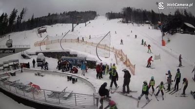 Ośrodek narciarski Beskid Sport Arena w Szczyrku Dolna stacja na stoku Beskid Sport Arena, sześcioosobowa kolej krzesełkowa, miesjca do odpoczynku dla snowboardzistów i narciarzy oraz osób towarzyszących