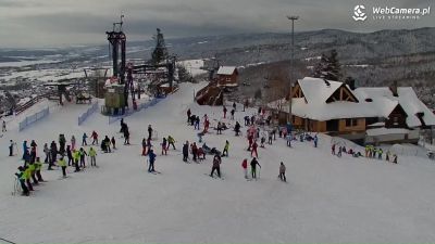 Kompleks narciarski Czorsztyn Ski w Kluszkowcach Górna stacja ośrodka narciarskiego Czorsztyn Ski w Pieninach. Widok na wyciąg, stok a w tle wspaniała panorama Pienin, Gorców i Beskidu