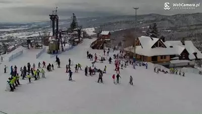Górna stacja ośrodka narciarskiego Czorsztyn Ski w Pieninach. Widok na wyciąg, stok a w tle wspaniała panorama Pienin, Gorców i Beskidu 