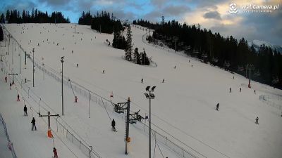 Jurgów Ski- nowoczesny ośrodek narciarski na Podhalu Kolej linowa, wyciąg talerzykowy oraz czerwona trasa narciarska w Jurgowie na stacji Jurgów Ski