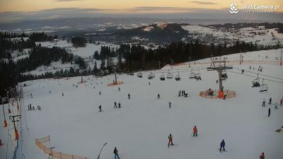 Kompleks narciarski Rusiń Ski w Bukowinie Tatrzańskiej Górna stacja oraz towarzysząca infrastruktura ośrodka Rusiń Ski. Panorama ośnieżonych Tatr