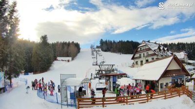 Ośrodek dla narciarzy i snowboardzistów w Spytkowicach Widok na trasę, dolna stację kolei, bramki wejściowe i wyciag krzesełkowy w stacji narciarskiej BESKID w Spytkowicach