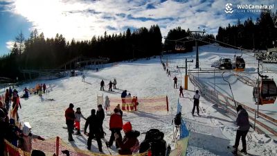 Kompleks sportów zimowych Ski & Sun w Świeradowie Zdroju Dolna stacja kolei gondolowej, wyciąg talerzykowy dla dzieci oraz szkółka narciarska