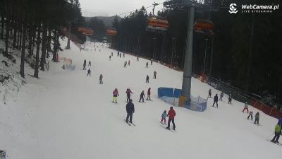 Traza zjadowa w kompleksie narciarskim Winterpol Karpacz Biały Jar Widok na sześcioosobowy wyciag linowy i doskonałą trasę dla narciarzy i snowboardzistów