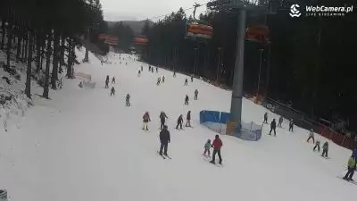 Widok na sześcioosobowy wyciag linowy i doskonałą trasę dla narciarzy i snowboardzistów
