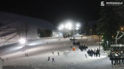 Stacja narciarska Mieszko należąca do grupy Zieleniec Sport Arena Widok na czteroosobową kolej linową w ośrodku narciarskim Mieszko w Zieleńcu