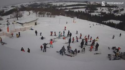 Czerwienne Ski - stacj anarciarska w centrum Podhala Stacja końcowa wyciagu orczykowego w ośrodku Czerwienne Ski znajdującego się międz Zakopanem a Nowym Tragiem