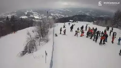 Orczyk oraz trasa zjazdowa na stacji narciarskiej Laskowa Ski
