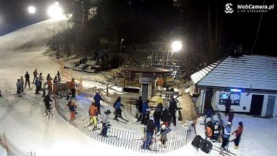 Stacja narciarska Myślenice Sport Arena położona na górze Chełm Wyciąg krzesełkowy oraz dolna stacja ośrodka narciarskiego Myślenice Ski. Widok z kamery na żywo