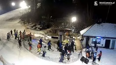 Wyciąg krzesełkowy oraz dolna stacja ośrodka narciarskiego Myślenice Ski. Widok z kamery na żywo