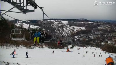 Szklana Góra stok narciarski blisko Krakowa Czteroosobowy wyciąg krzesełkowy oraz nartostrada w Harbutowicach, Szklanej Górze