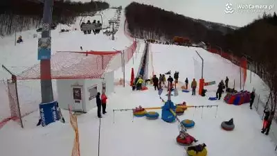 Tor saneczkowy przy hotelu Stok w Wiśle, dzieci ślizgające się po śniegu