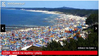 Plaża pęka w szwach - turyści oblegają nadmorskie kurorty Ujęcie na zatłoczoną plażę w Łebie