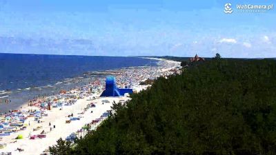 Zatłoczone plażę nad Bałtykiem mimo pandemii Widok na zatłoczoną plażę w Łebie w sezonie letnim 2020 r