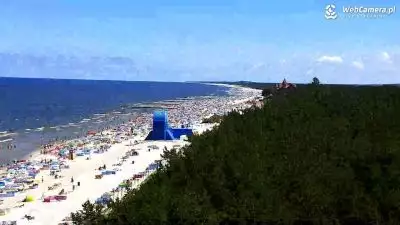 Widok na zatłoczoną plażę w Łebie w sezonie letnim 2020 r 