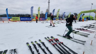 Narty przygotowane dla uczestników testu Narciarze po pierwszych testowych zjazdach