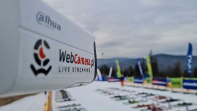 Przygotowanie do testu nart WorldSki Test Kamera online zainstalowana do transmisji testu w tle zestawy nart