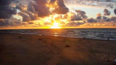 Najsłynniejszy kurort nad morzem o zachodzie słońca Widok z Kamery na plażę na żywo