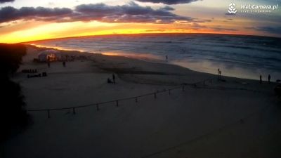 Kamera z widokiem na morze w Jantarze. Wrześniowe barwy zachodzącego słońca na plaży w Jantarze.