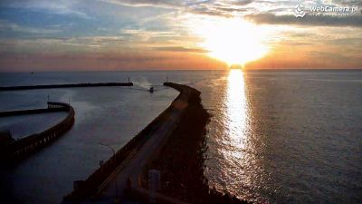 Zachód słońca na plaży w Darłówku Darłowo - widok na plaże i morze oraz wejście do portu.