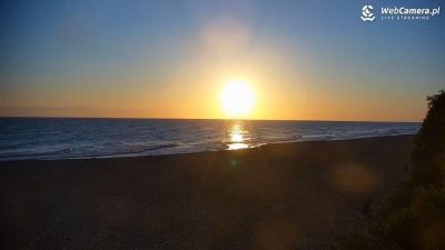 Najdalej wysunięty kraniec Polski w blasku zachodzącego słońca. Widok z Kamery na plażę w Jastrzębiej Górze