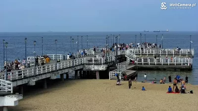 Gdańska plaża z turystami Molo w Brzeźnie - lato 2025