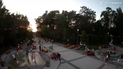 Deptak przy wejściu na plażę numer 5 w Dziwnówku Dziwnówek - wakacje 2025