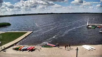 Ośrodek sportów wodnych w Dźwirzynie Piaszczysta plaża nad jeziorem Resko