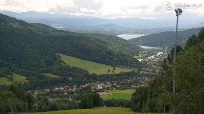 Wakacyjny czas na kolei linowo-terenowej PKL Letni widok na panoramę Beskidu Małego i Żywieckiego