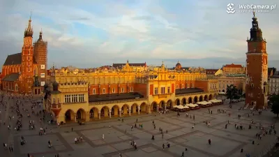 Rynek w Krakowie wypełniony turystami spedzającymi wakacyjny urlop Wakacje w królewskim Krakowie