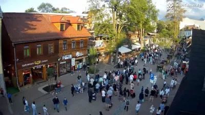 Wakacyjne Zakopane pełne turystów Turyści spacerujący po głównym deptaku Zakopanego