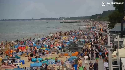 Lato nad morzem - wakacje 2025 Sarbinowo i plaża pełna kolorowych parawanów