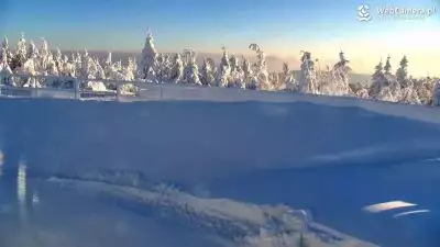 Widok z Kamery na zaśnieżoną panoramę ośrodka narciarskiego Szczyrkowski.pl