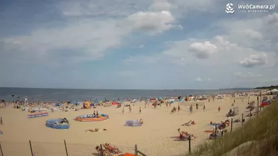 Widok na plaże i morze Bałtyckie ze Świnoujścia Szeroka, piaszczysta plaża, na której wypoczywa wielu plażowiczów