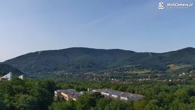 Uzdrowiskowa i wypoczynkowa miejscowość Ustroń. Kręcono tu program Sanatorium Miłości Wspaniała panorama Ustronia widoczna z jednego z ustrońskich sanatoriów