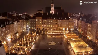 Pięknie oświetlone Stare Miasto w Warszawie, turyści i liczne restauracje Wakacyjna noc na rynku Starego Miasta w Warszawie