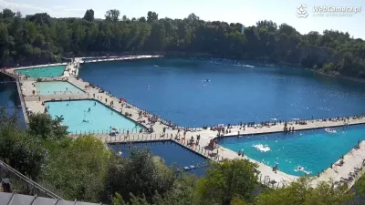 Tłumy kąpiących się i opalających nad Zalewem w Zakrzówku Sztuczny zbiornik wodny w Krakowie na Zakrzówku