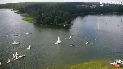 Bory Tucholskie - świetny wybór na wakacje z dala od tłumów, w rytmie kaszubskiej przyrody Urlopowicze żeglujący po jeziorze Wdzydze, zwane także „kaszubskim morzem”