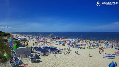 Lato 2025 nad morzem w miejscowości Jantar Tętniąca życiem plaża w Jantarze podczas wakacji 2025
