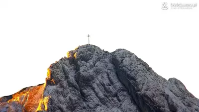 Zbliżenie na szczyt Giewontu z willi w miejscowości Ząb