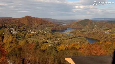 Czerwienie, żółcie i złoto w odcieniach drzew nad Soliną 