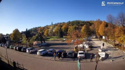 Widok na jesienny rynek w Lanckoronie 